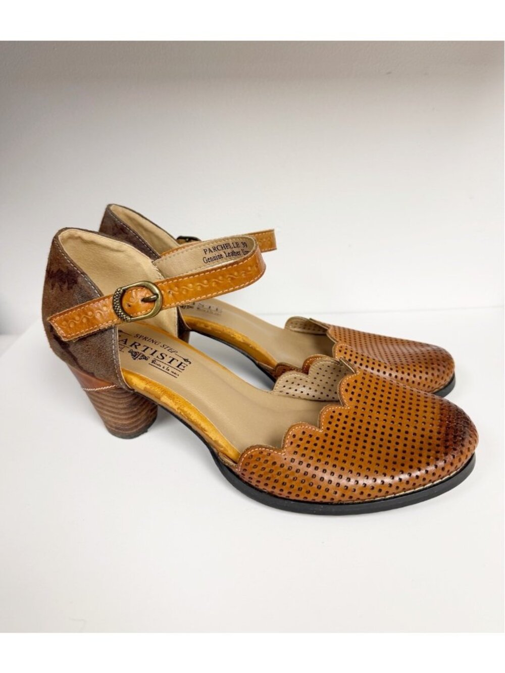 L'Artiste Parchelle Womens Camel Hand Painted Perforated Leather Mary Jane Sz 39